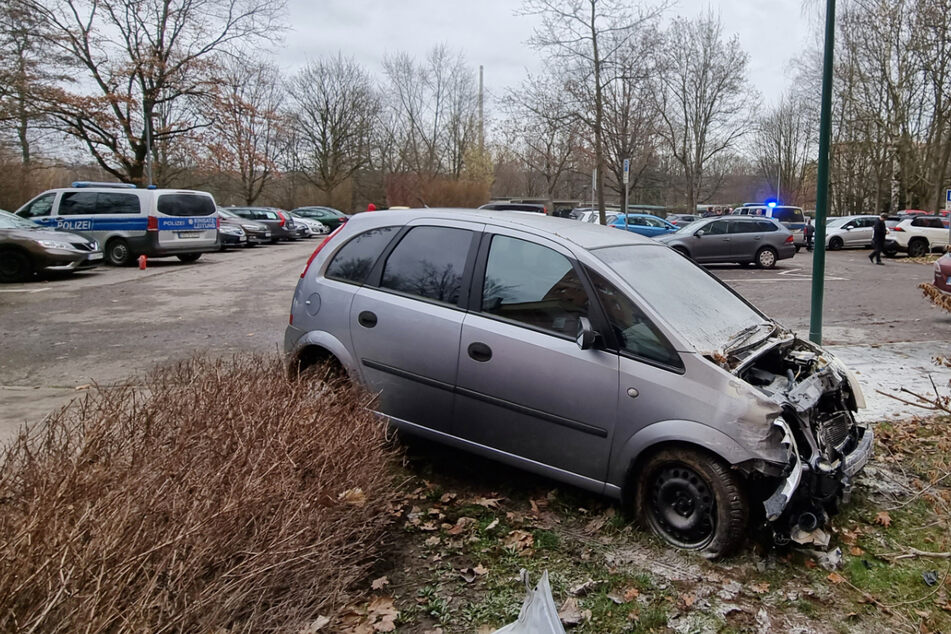 Parkplatzcrash in Chemnitz: Opel rammt fünf Autos und fängt Feuer