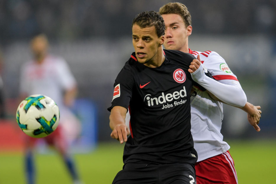 Frankfurts Timothy Chandler (l) kommt vor Hamburgs Luca Waldschmidt an den Ball.