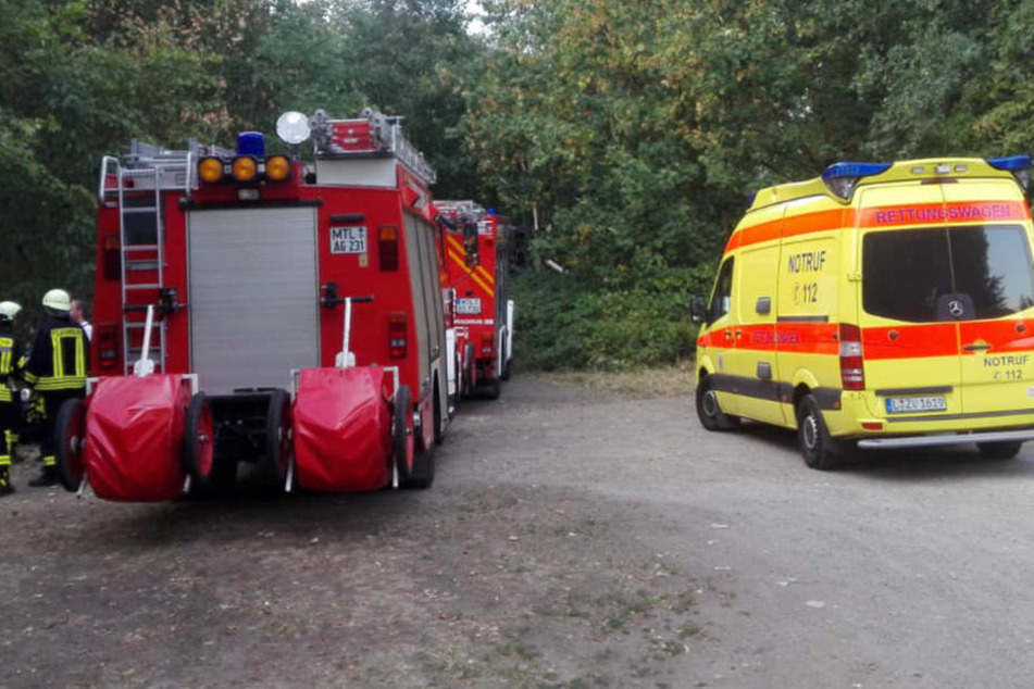 Ein Großaufgebot an Rettungskräften ist am Steinbruch in Ammelshain bei Leipzig vor Ort.