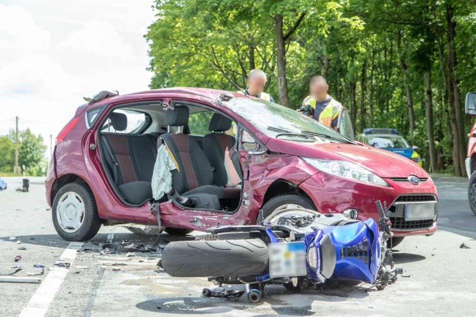 Die beiden Insassen des Fords wurden bei dem Unfall verletzt.