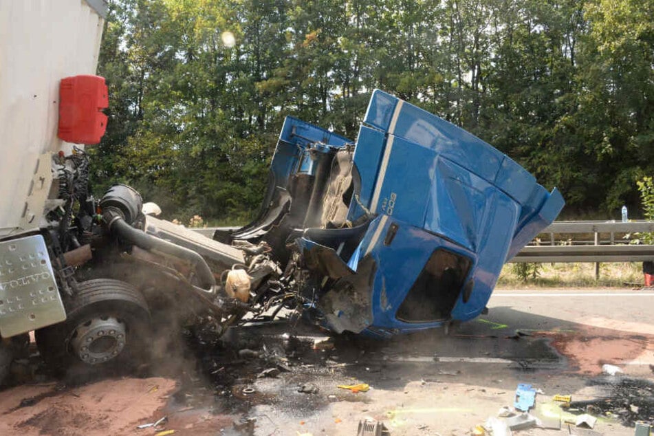 Das Führerhaus wurde bei dem Unfall komplett zerstört.