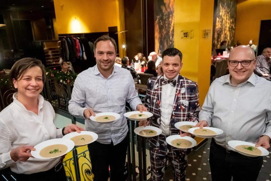 Beim Weihnachtsessen servierten Almut Patt (51), Alexander Dierks (32), Restaurantleiter Tommy Seidel (35) und Sven Schulze (47) Maronensuppe.