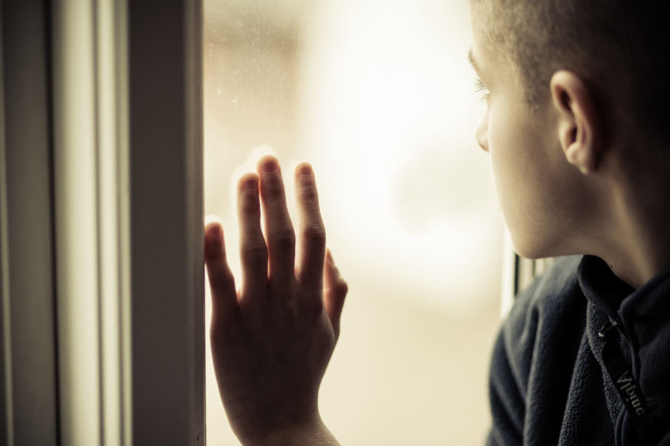 Der Junge lag tot in der Wohnung. Der Notarzt konnte nichts mehr für ihn tun.