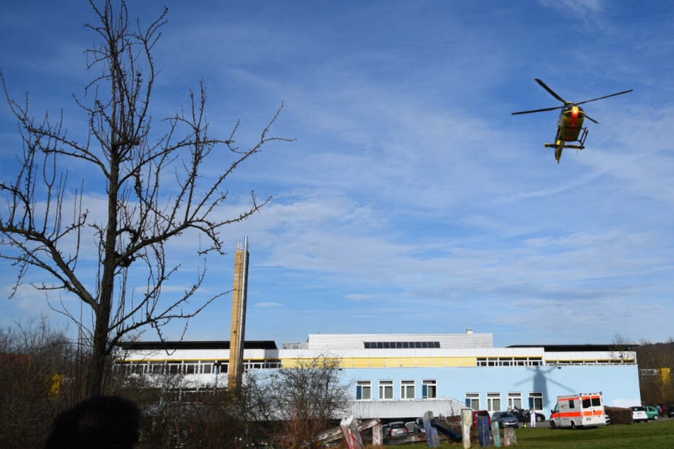 Schüler (14) bei Experiment in Schule schwer verletzt: Hubschrauber fliegt ihn in Klinik