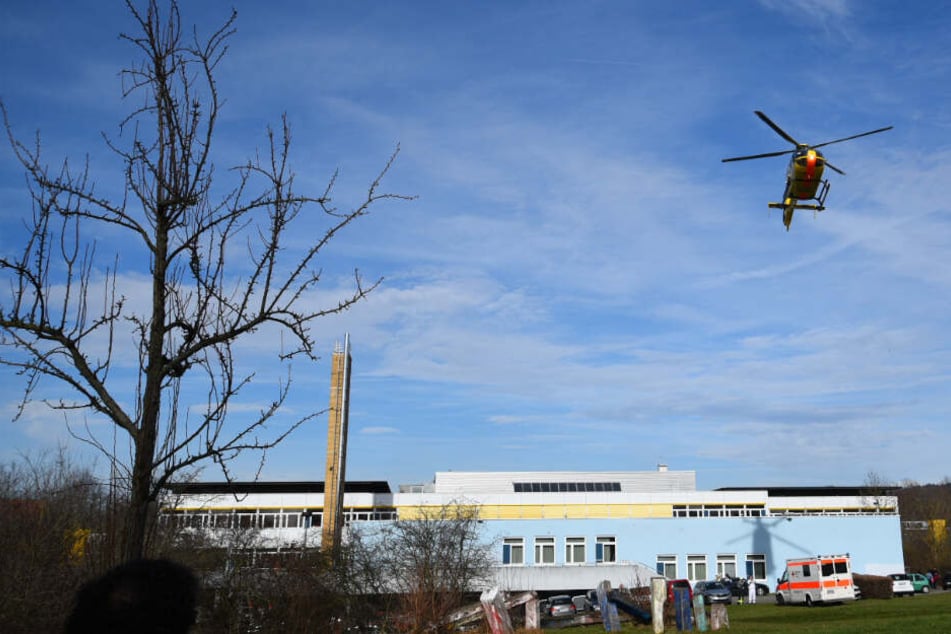 Ein Rettungshubschrauber flog einen 14-jährigen Schüler in eine Klinik, der schwer verletzt wurde.