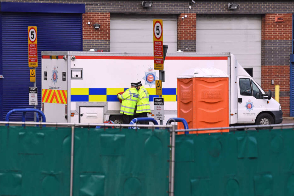 Zwei mutmaßliche Menschenhändler sind von britischen Ermittlern nach dem Fund von 39 Leichen festgenommen worden.