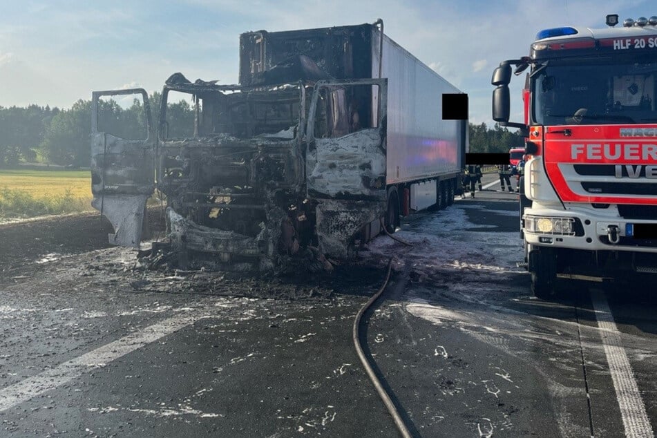 Unfall A9: Lkw brennt auf A9 Richtung München: Erst nach Mitternacht ist alles wieder frei