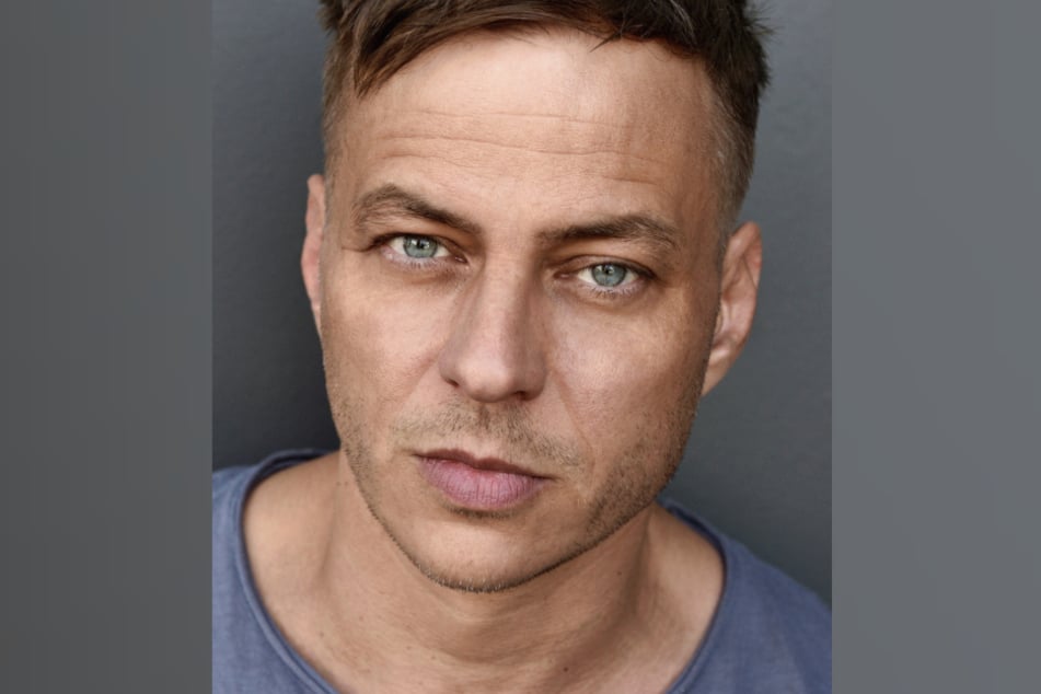 Tom Wlaschiha (51) wuchs in Neustadt in Sachsen auf. Er absolvierte ein Schauspielstudium in Leipzig und war danach am Theater Junge Generation in Dresden aktiv.