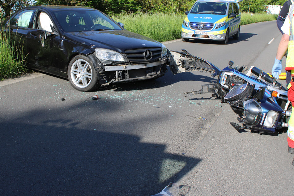Auto ohne Fahrer rollt los und kracht gegen Biker - schwer verletzt!