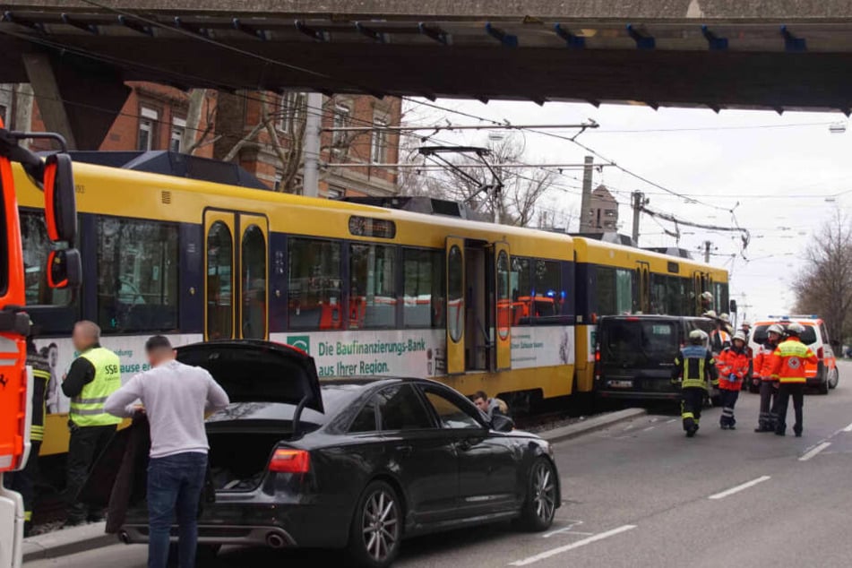Einsatzkräfte an der Unfallstelle.