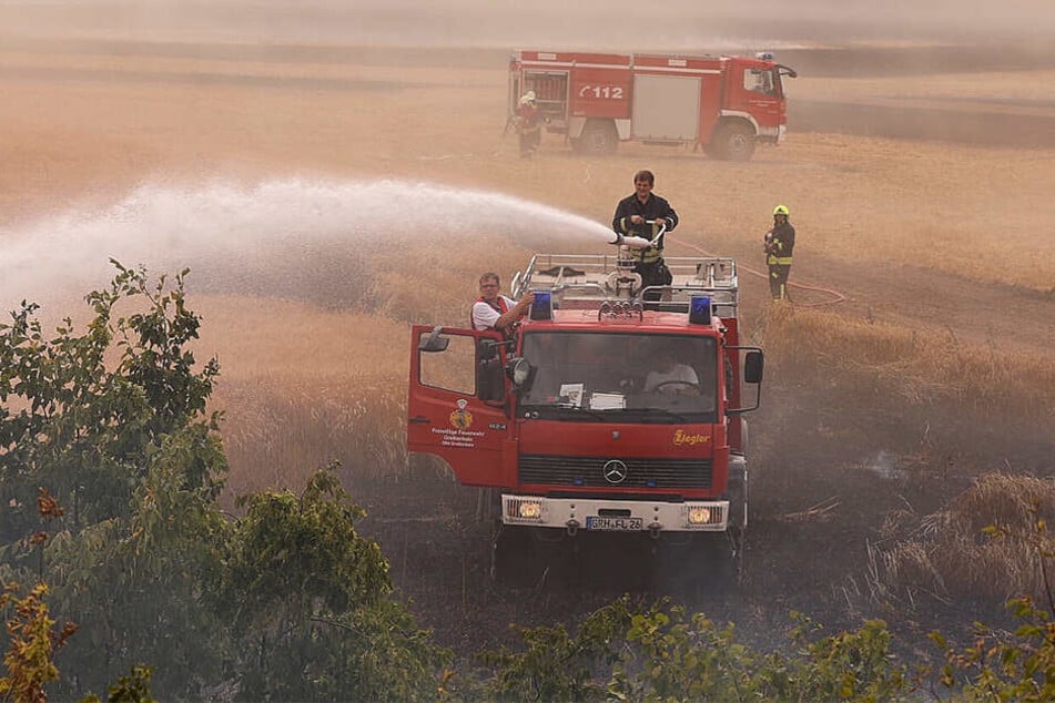 Mit viel Wasser rückten die Einsatzkräfte dem Feuer zu Leibe.