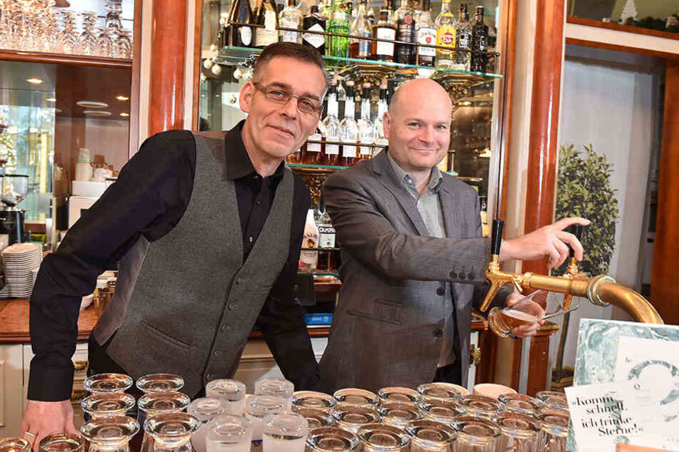 Alexander Ockel (48, l.) und Ralf Liebscher (42) wollen nicht nur Leben in
ihre Bar, sondern ins ganze Quartier bringen.