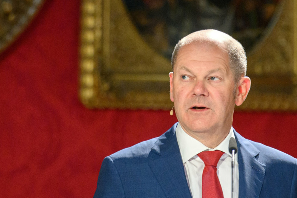 Olaf Scholz (62, SPD), Bundesfinanzminister, spricht während der Verleihung des M100 Media Award im Raffaelsaal der Orangerie Sanssouci.
