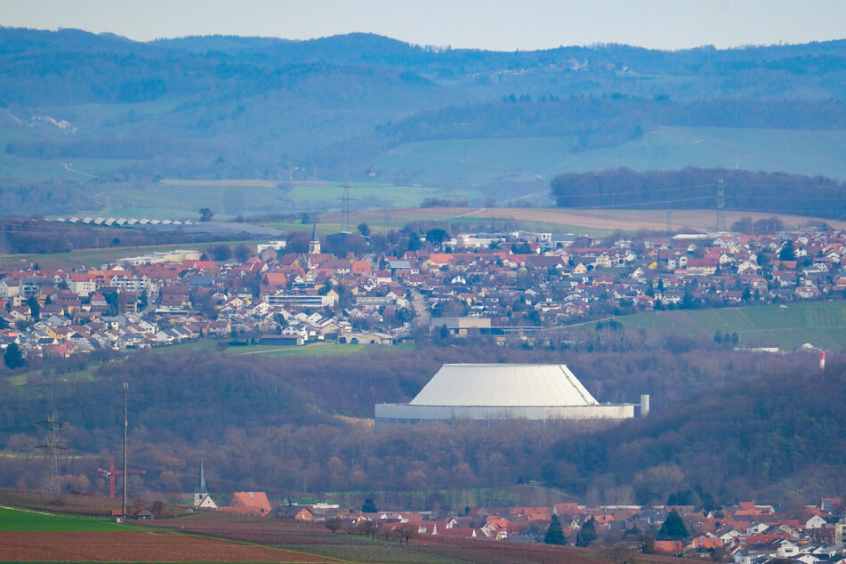 Der Kühlturm des Kernkraftwerks Neckarwestheim, fotografiert vom Michaelsberg bei Cleebronn.