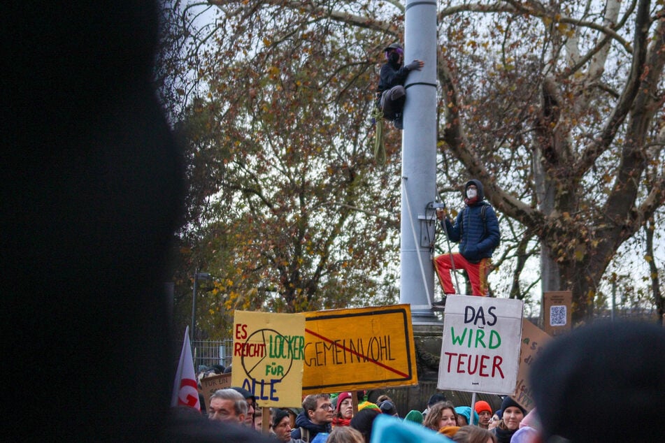 Dresden: Demo vor Dresdner Rathaus endet in Gewalt! Vermummte verletzen mehrere Polizisten