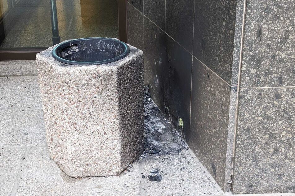 Zwischen einem Mülleimer und einer Fassade brannte es - in unmittelbarer Nähe wurde ein metallischer Behälter gefunden.