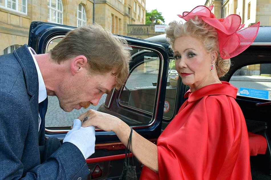 Küss die Hand: Der Chauffeur verneigt sich vor Show-Diva Dorit Gäbler (74).