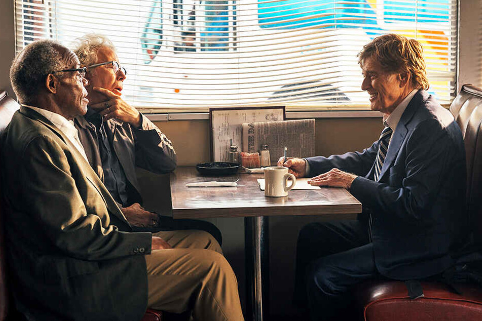 Forrest Tucker (Robert Redford) bespricht mit Teddy (Danny Glover) und Waller (Tom Waits) im Diner den nächsten geplanten Coup.