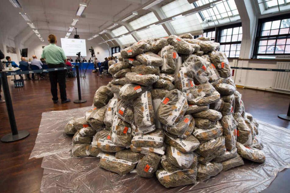 Ein Berg mit 550 Kilogramm Marihuana in Tüten zu je einem Kilo liegt während einer Pressekonferenz im Zollfahndungsamt.