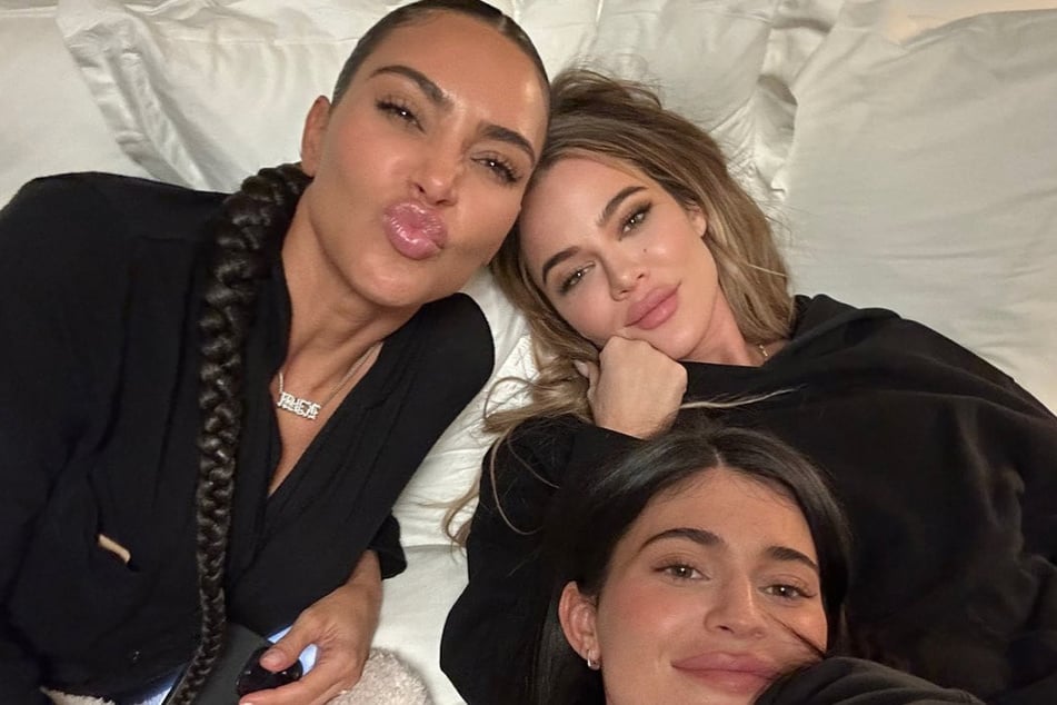Khloé Kardashian (r) dropped a throwback selfie that features Kim Kardashian and Kylie Jenner.