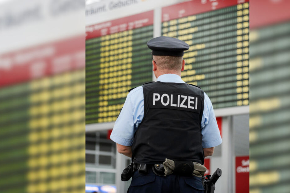 Ein Polizist am Dresdner Flughafen (Symbolbild).