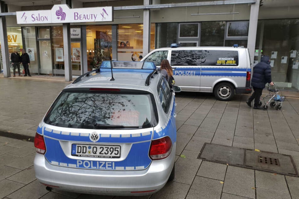 Während eines Polizeieinsatzes wurde das Geschäft im Rosenhof geöffnet und die Plakate entfernt.