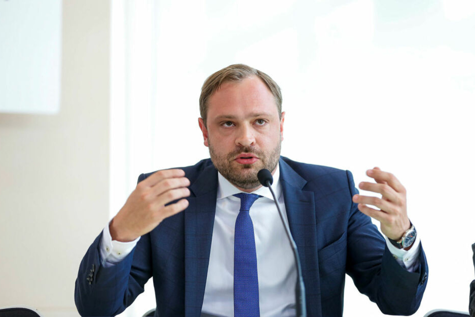 Der Generalsekretär der CDU Sachsen, Alexander Dierks (31), beschrieb das Verbot von Schweinefleisch in Kitas als "inakzeptabel". Gleichzeitig kritisierte er die Spontandemo von AdPM-Initiator André Poggenburg (44).