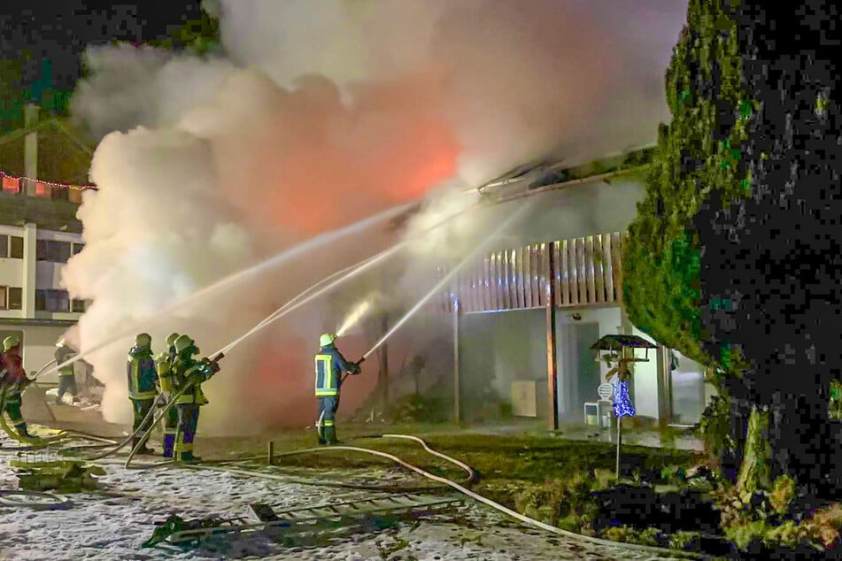 Stundenlang kämpften Einsatzkräfte gegen die Flammen.