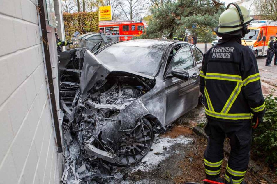Das Unfallwrack lässt vermuten, mit welcher Geschwindigkeit der Wagen gegen die Hauswand krachte.