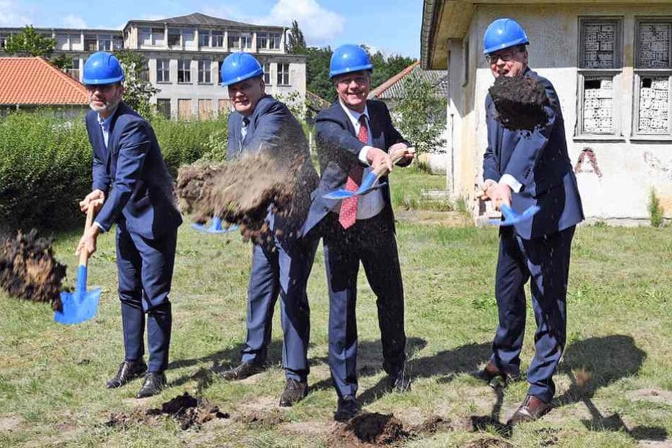 Den erste Spatenstich für den Ausbau des Olympischen Dorfes wird von Thomas Jebsen (r-l), Staatssekretär Gunther Adler, Bürgermeister Holger Schreiber und Erik Roßnagel vollzogen.