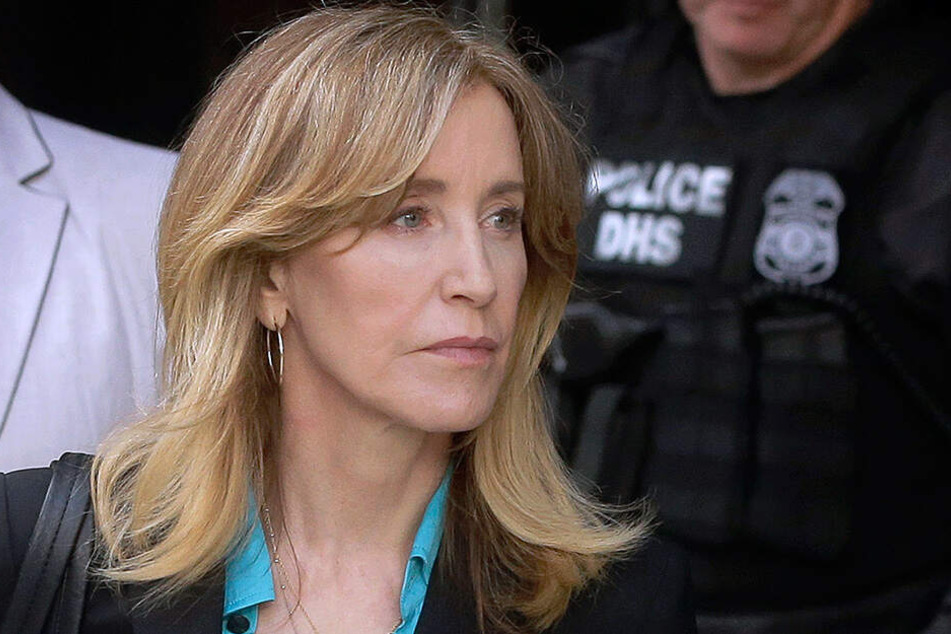US-Schauspielerin Felicity Huffman kommt am 3. April zum Bundesgericht in Boston, um sich der Anklage in einem landesweiten Bestechungsskandal zu stellen.