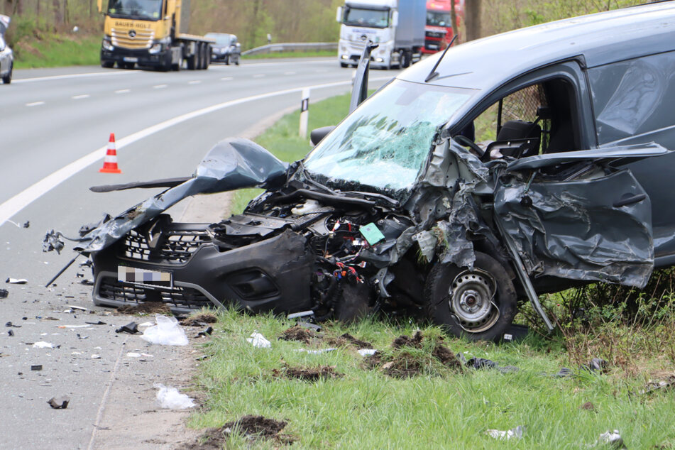 Autos krachen bei Siegburg frontal zusammen - zwei Schwerverletzte