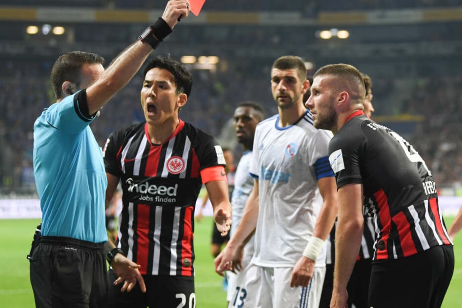 Im Rückspiel der Europa-League-Playoffs gegen Racing Straßburg hatte Ex-Eintracht-Kicker Ante Rebic (Re.) die rote Karte gesehen.