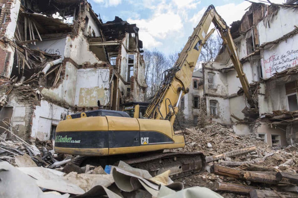 Ein Abrissbagger arbeitet sich derzeit durch die Brandruine.