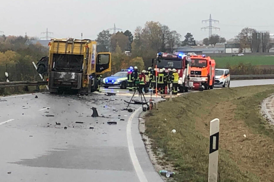 Auf der Staatsstraße 2335 in Bayern ist es zu einem schrecklichen Unfall gekommen.