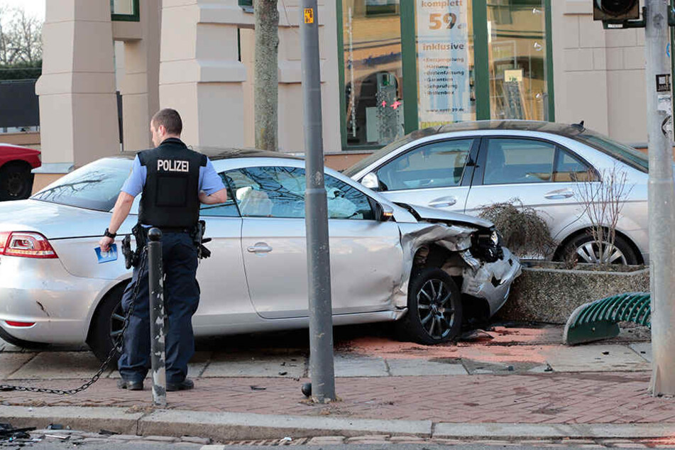 Der VW wurde auf den Fußweg gegen einen parkenden Mercedes geschleudert.