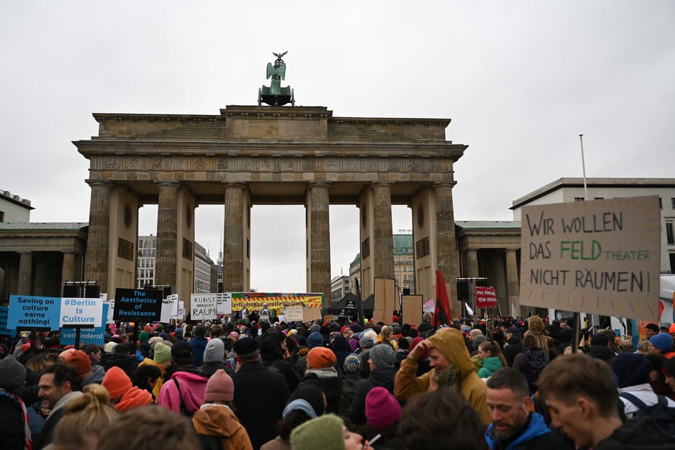 Etwa 1000 Teilnehmer demonstrierten gegen die Sparpläne des Berliner Senats.