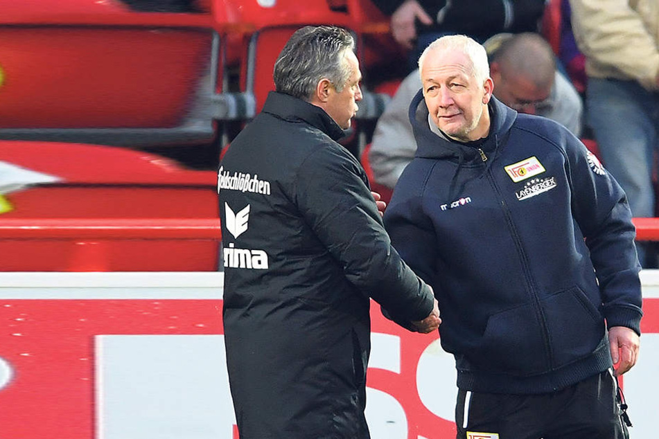 Freundschaftliche Begrüßung der Trainer vor dem Spiel: Dynamos Uwe Neuhaus (l.) und Union-Kollege André Hofschneider, beide warm angezogen.