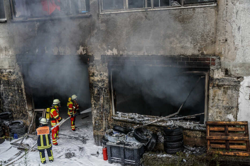 Feuerwehrleute löschen den Brand.