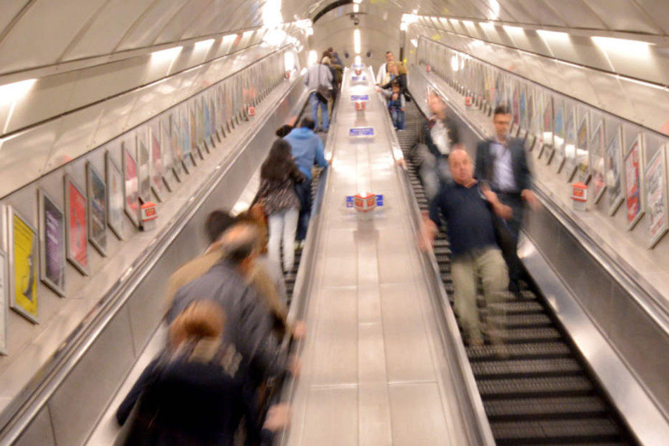 Nachdem sie den Mann auf der Rolltreppe schlugen, stürzte dieser. Doch für die Jugendlichen war es kein Grund, nicht weiter auf das Opfer einzuprügeln. (Symbolbild)