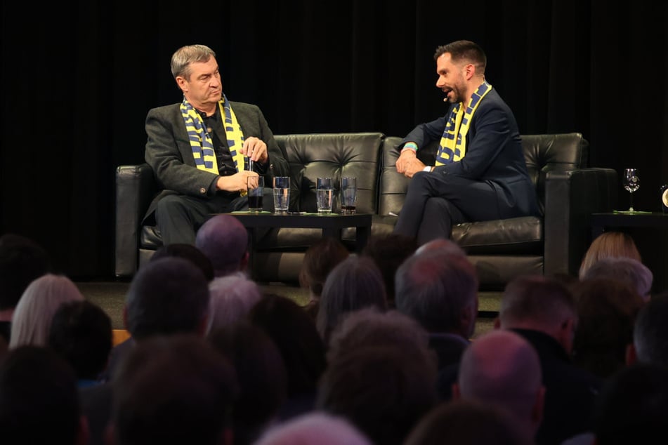 CSU-Boss Markus Söder (59, l.) im Gespräch mit Moderator Marc Frings auf dem Podium des Katholikentags in Würzburg.