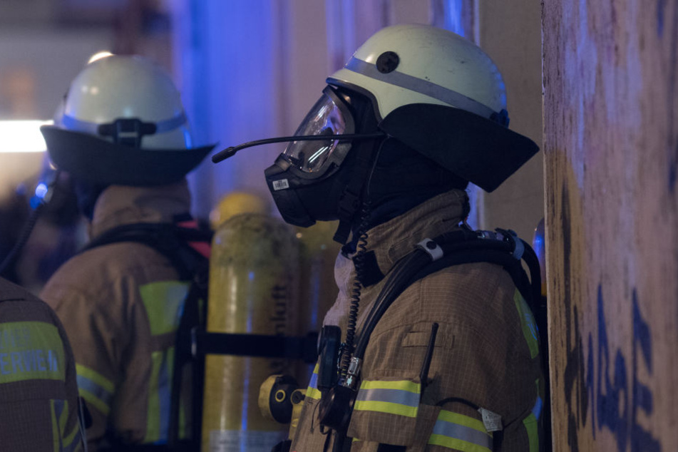 Die Kinder hatten so lange mit Feuerzeugen und Streichhölzern gezündelt, bis ein Kleinbrand ausbrach (Symbolbild).