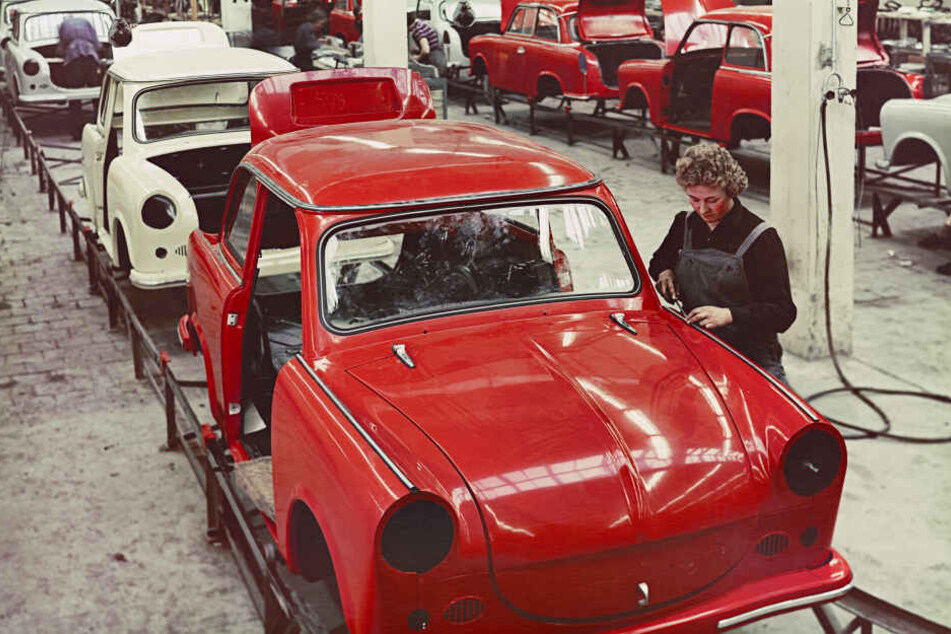 Fließbandarbeiterinnen montieren Zierleisten an einem Trabant.