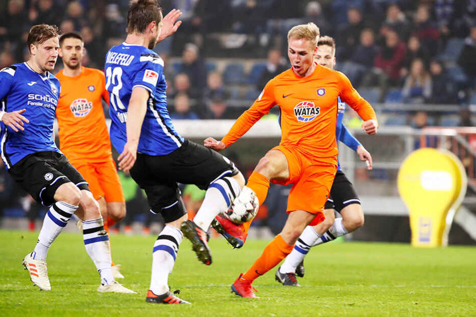 Stark gemacht! Florian Krüger (r.) erzielte mit diesem Heber den 1:2-Anschlusstreffer. Zu mehr reichte es aber nicht.