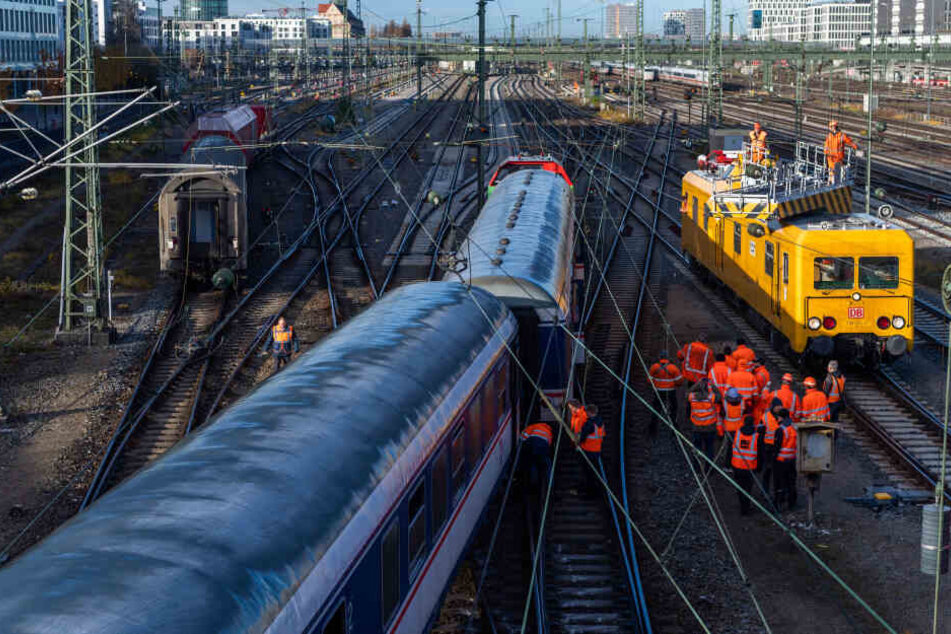 Ein Regionalzug entgleiste am Freitag nahe dem Münchener Hauptbahnhof, an der Hackerbrücke.