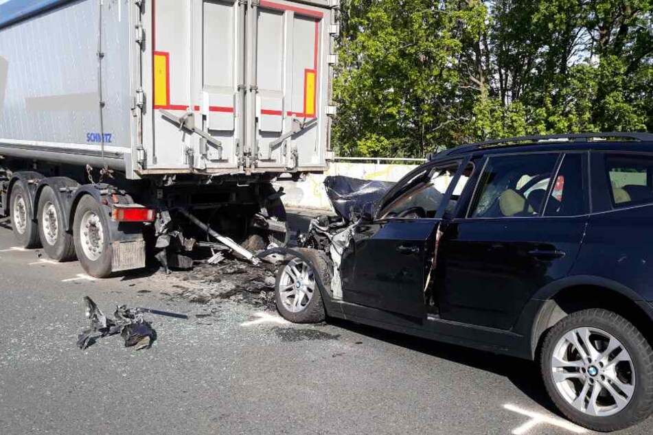 Der BMW-Fahrer raste vermutlich ungebremst in einen stehenden Lastwagen.