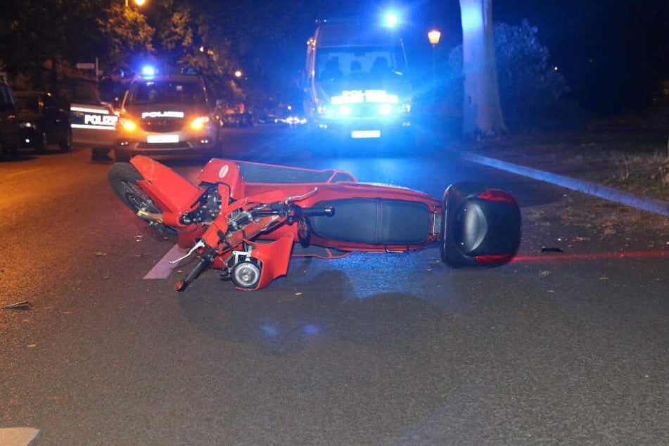 Der Elektroller liegt auf der Straße in Kreuzberg.