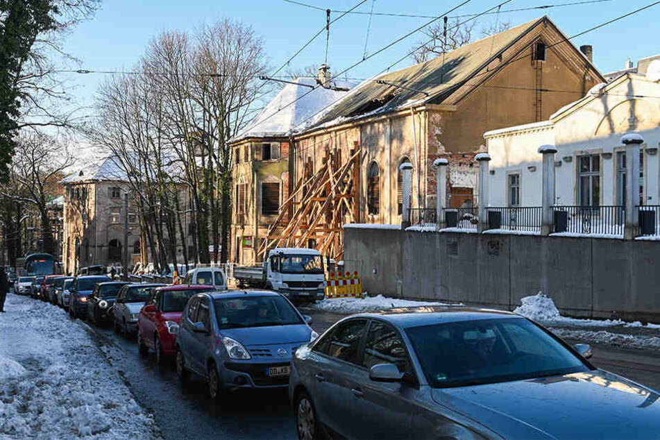 Die Wand des Speisesaals ist abgestützt. Der Verkehr hat wieder freie Fahrt.