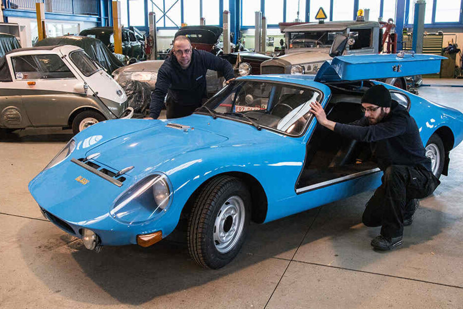Kfz-Meister Dirk Bäßler (l., 38) und Kfz-Mechaniker Jonas Bäßler (r., 24) am RS 1000.