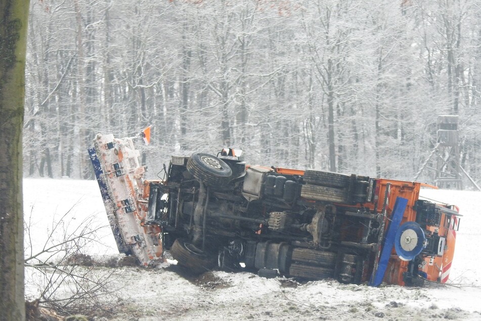 Bei Colditz ist am Samstag ein Winterdienstfahrzeug von der Fahrbahn abgekommen. Schnee und Temperaturen um die 0 Grad hatten vielerorts für Glätte gesorgt.